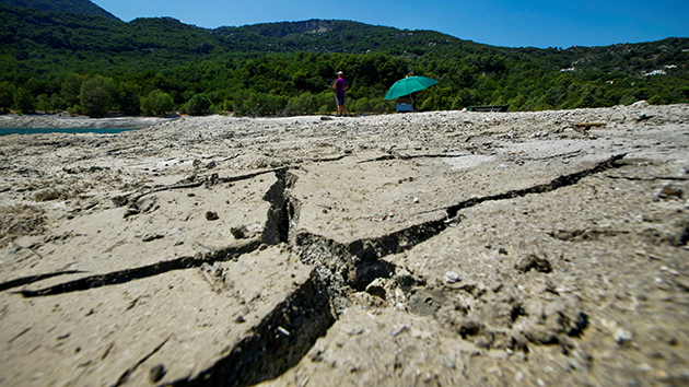 圖集｜法國持續高溫 水位下降土地龜裂