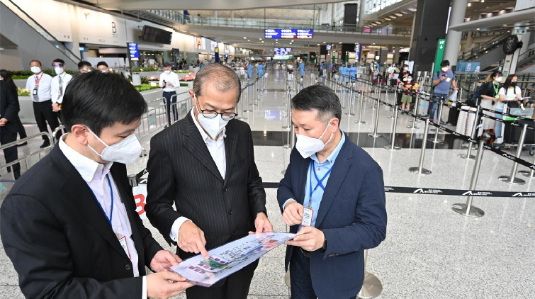 盧寵茂視察機場 了解為配合「3+4」精簡檢測流程情況