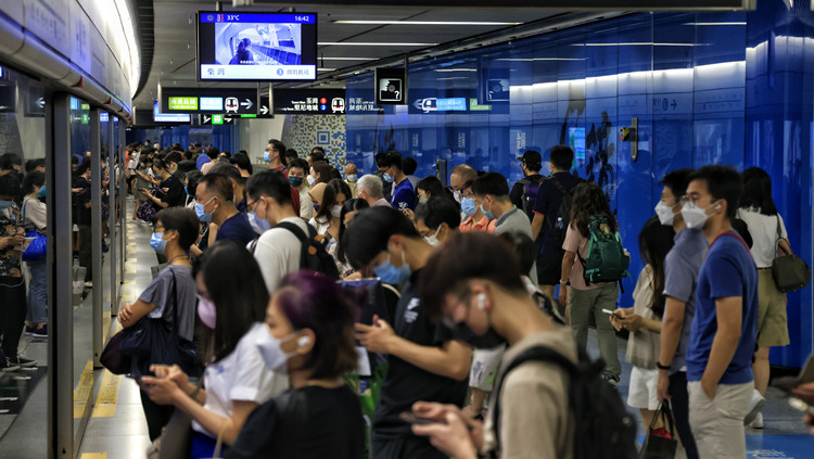 港鐵今年首6個月載客量跌逾一成