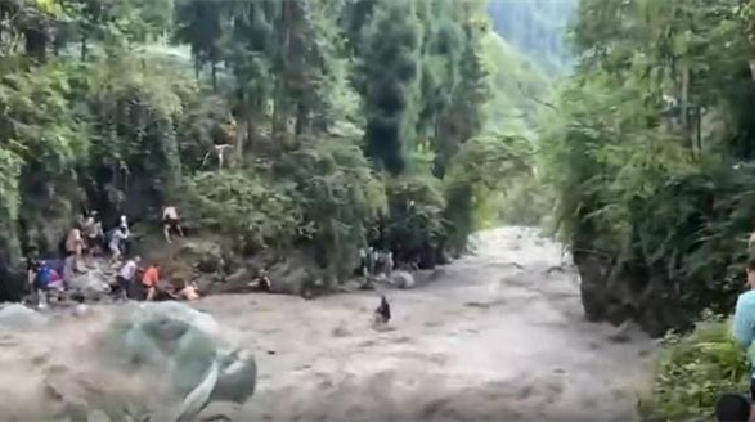 四川彭州通報：龍門山鎮龍漕溝8.13突發山洪已造成4人死亡