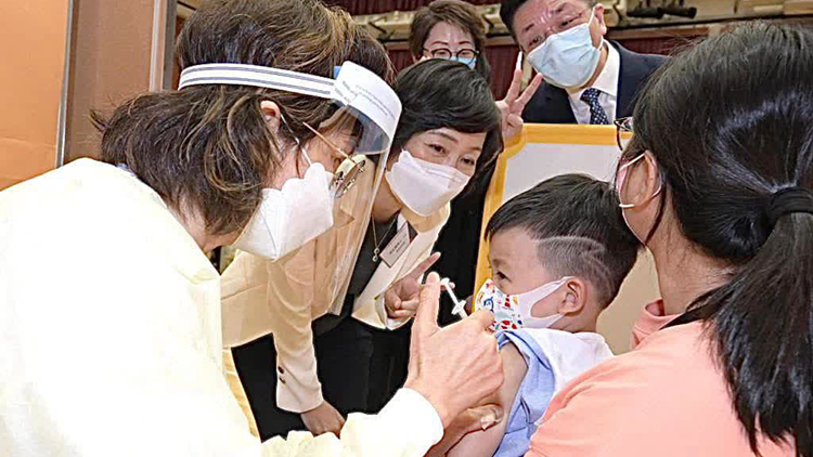 教育局將聯同兒科醫學會辦網上講座 解答家長讓子女打疫苗疑問