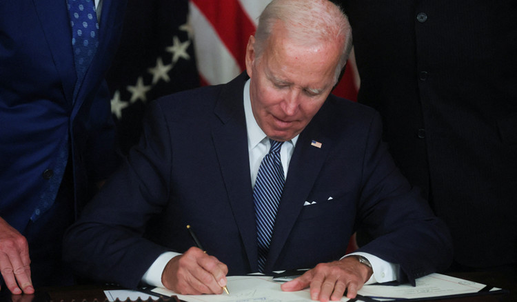 拜登簽署2022年通脹削減法案 總價值7500億美元