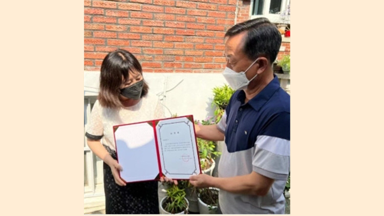 中國公民特大暴雨中勇救2名韓國老人 獲使館表彰