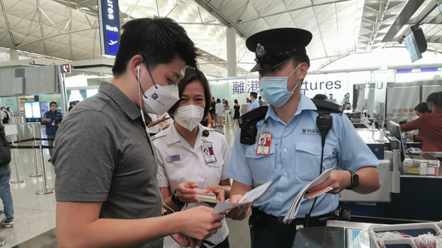 接連有港人遭「賣豬仔」 政府到機場派防騙傳單