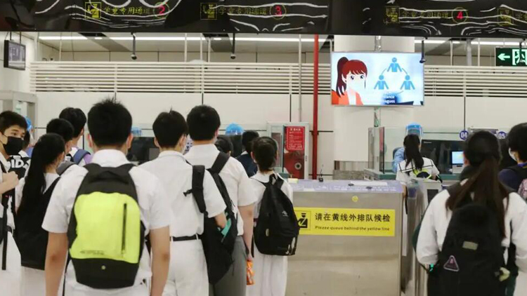 深圳灣口岸迎來返港復學高峰 預計持續至8月底