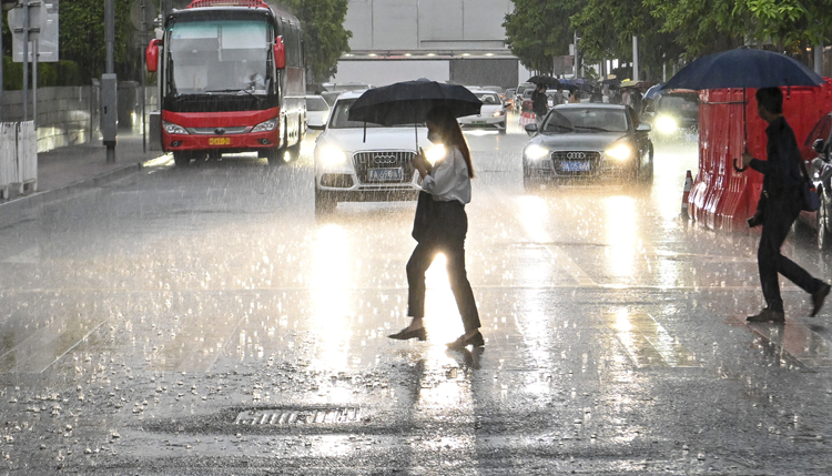 颱風「馬鞍」襲擊華南沿海 風暴潮和海浪警報雙雙拉響