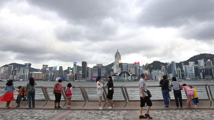 視乎風力減弱程度 天文台考慮9至11時改發三號風球