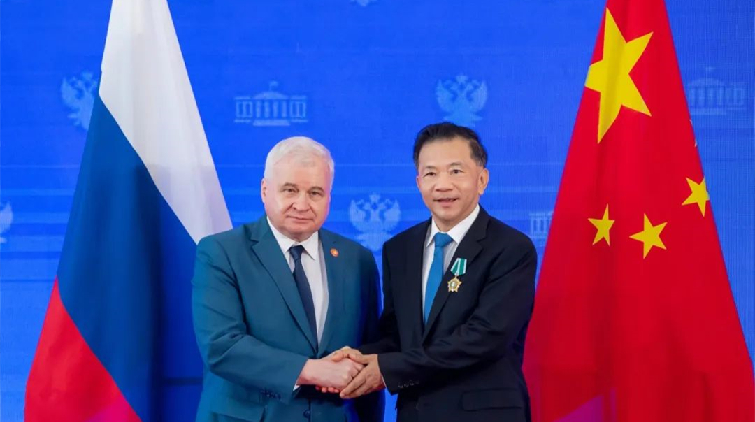 俄羅斯駐華大使向中共中央宣傳部副部長、中央廣播電視總台台長慎海雄頒授友誼勳章