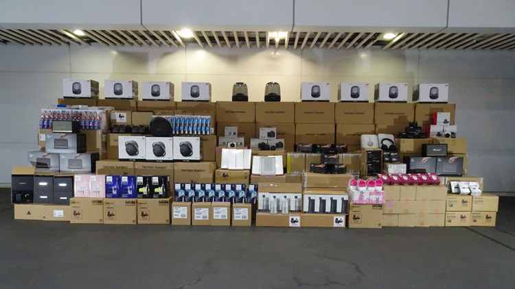 海關檢獲約195萬元懷疑走私貨物 一男司機疑涉案正協助調查