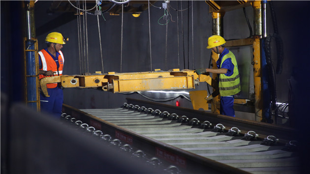 廣州首條地鐵環線開始鋪軌