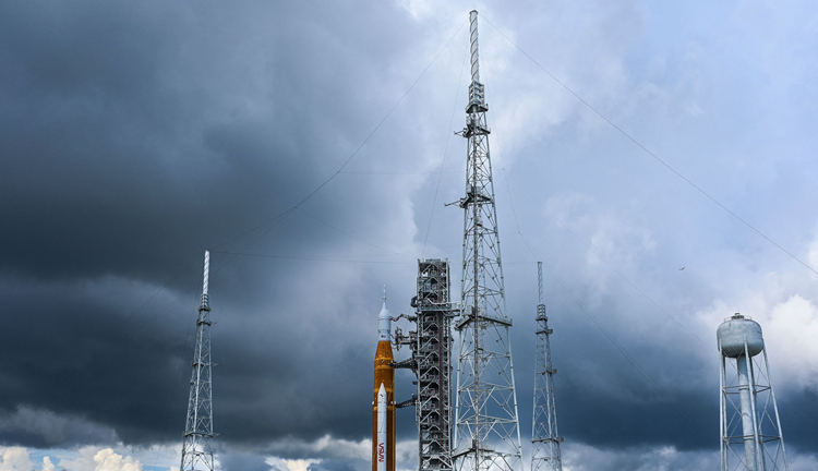 美登月火箭發射台遭五次雷擊 發射計劃不變