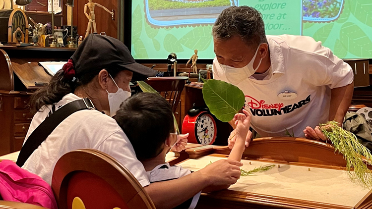 香港迪士尼首次為自閉兒童舉行園藝導賞 以多感官體驗接觸植物助提升學習能力