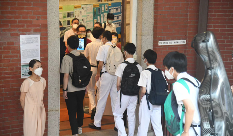 圖集 | 全港莘莘學子開學 疫下盡顯愛護之情