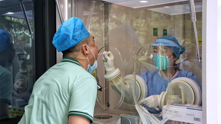 核酸採樣如何安全摘口罩？疾控專家：勿觸碰口罩外部