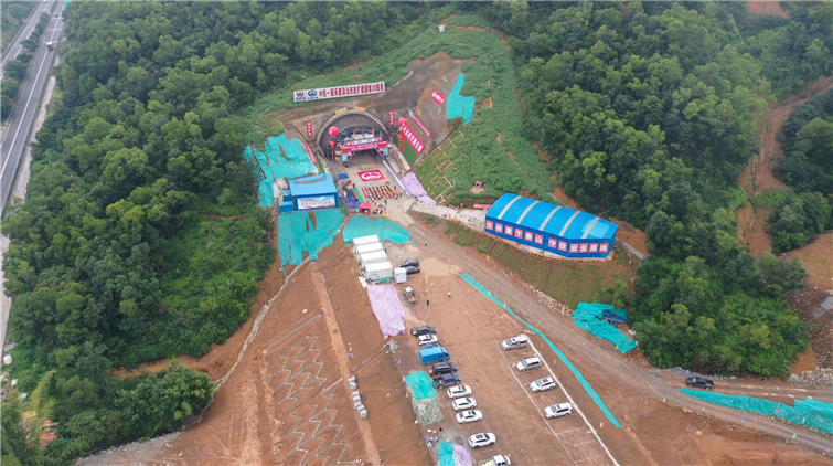 深汕西高速改擴建首座隧道貫通 全線工程將於2024年全面建成通車