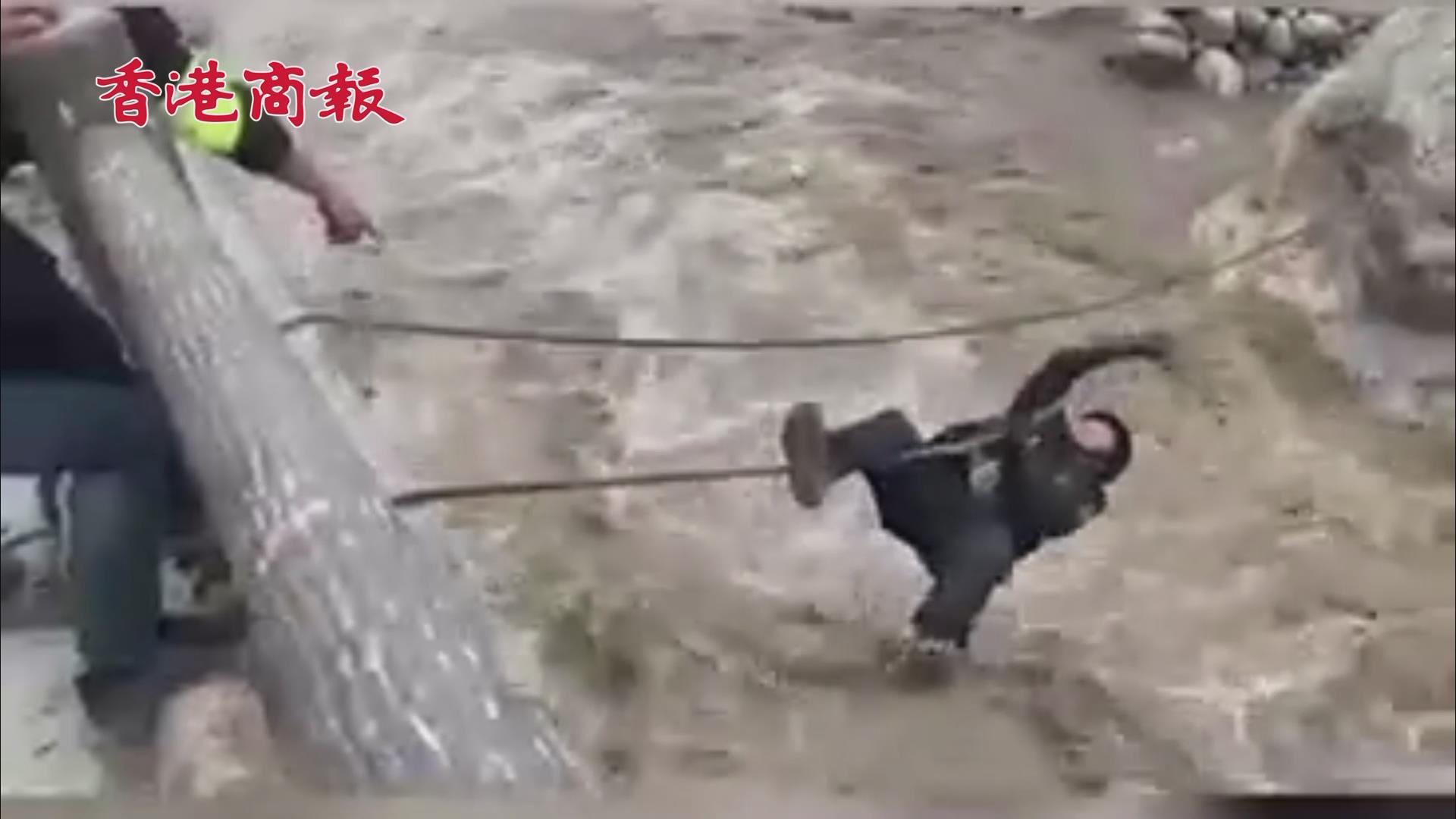 有片 | 甘孜特警爬繩索激流上搭起「生命橋」 救出被困群眾900多人