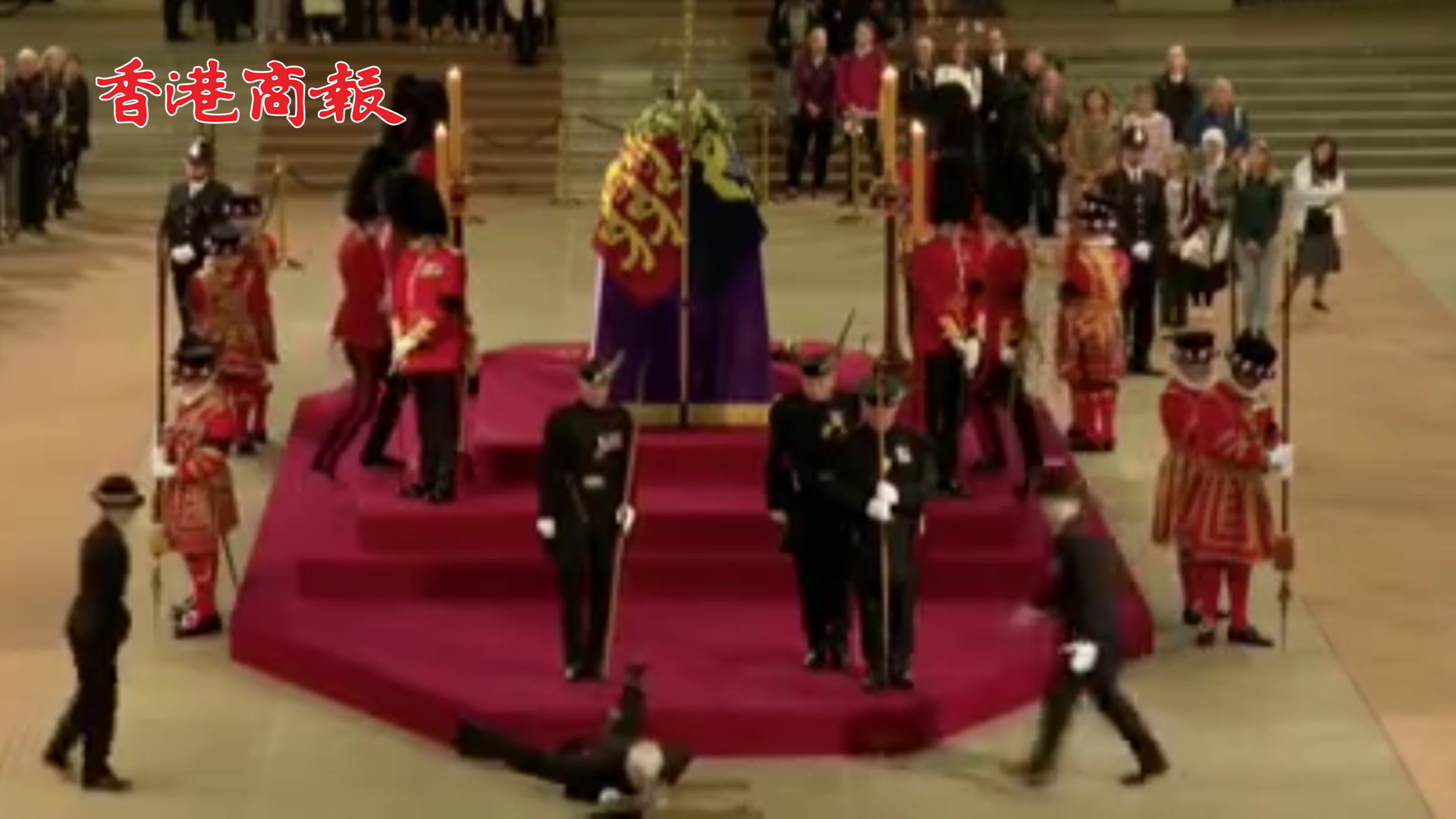 有片丨英國一衛兵守衛女王靈柩時暈倒 面部直接拍在地板上