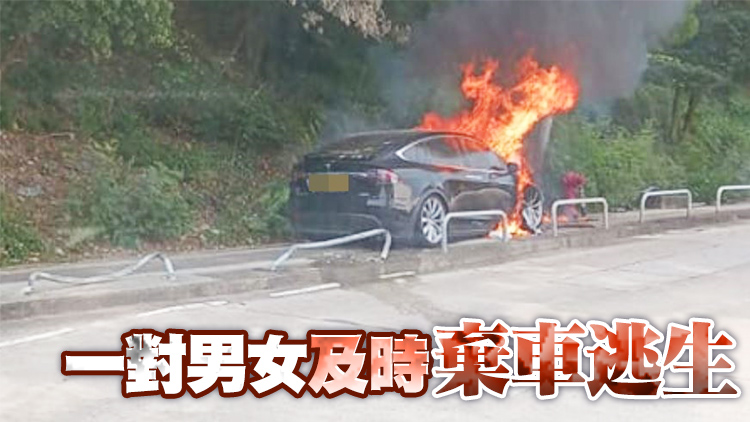 將軍澳Tesla撞燈柱起火 3小時後死灰復燃