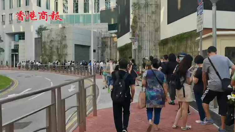 有片｜市民到英國駐港領事館 告別英女皇