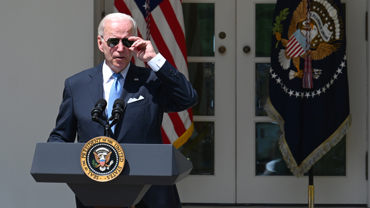 美國總統拜登抵達英國 將出席英女王伊利沙伯二世國葬