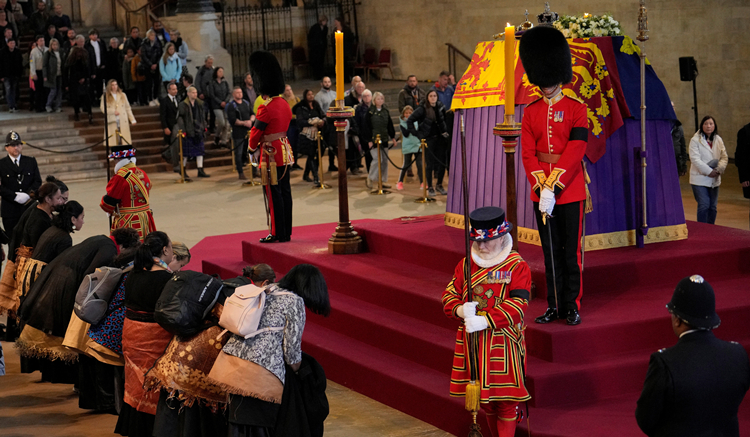 英國當局準備「截龍」 籲民眾勿再加入排隊輪候瞻仰女王靈柩