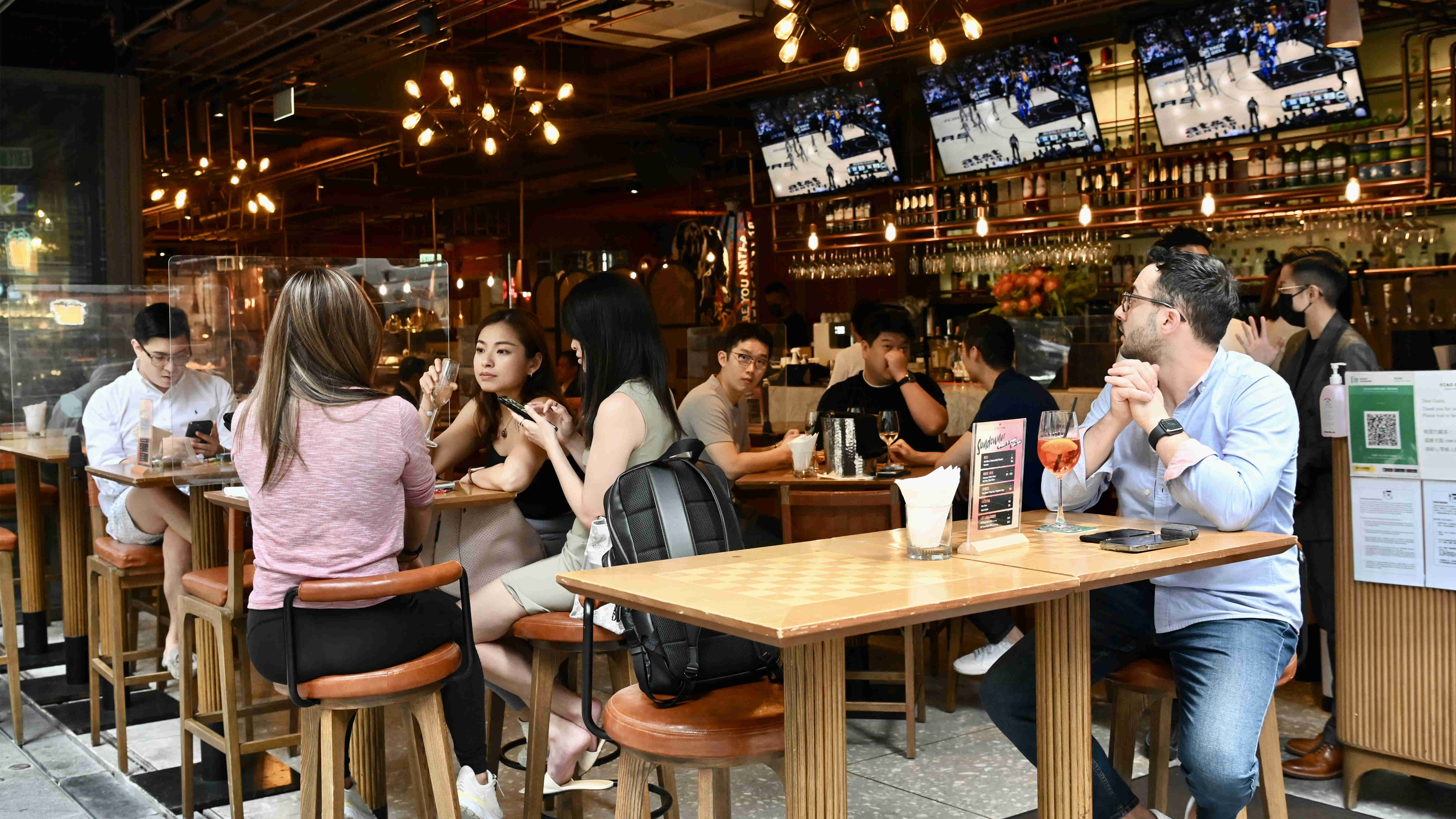 食環署繼續就防疫規例嚴厲執法 逾60人收定額罰款通知