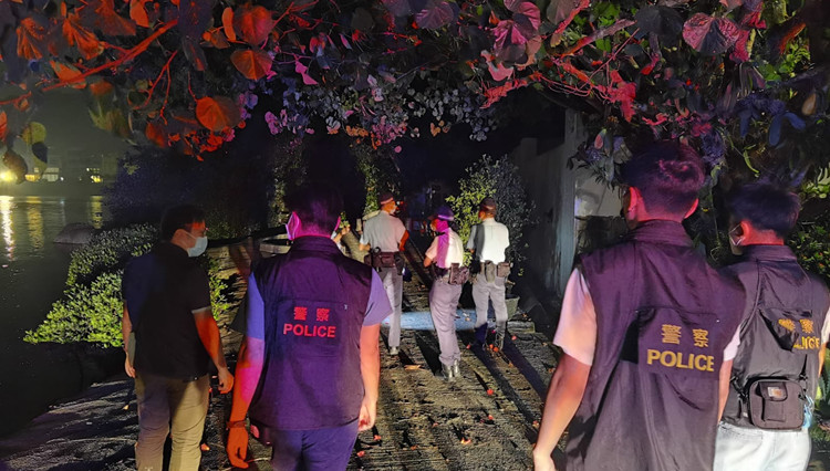 警方聯同多部門執法 搜查逾百走私黑點拘四漢 