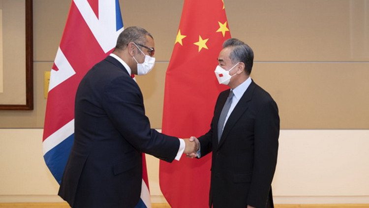 王毅會見英國外交發展大臣克萊弗利