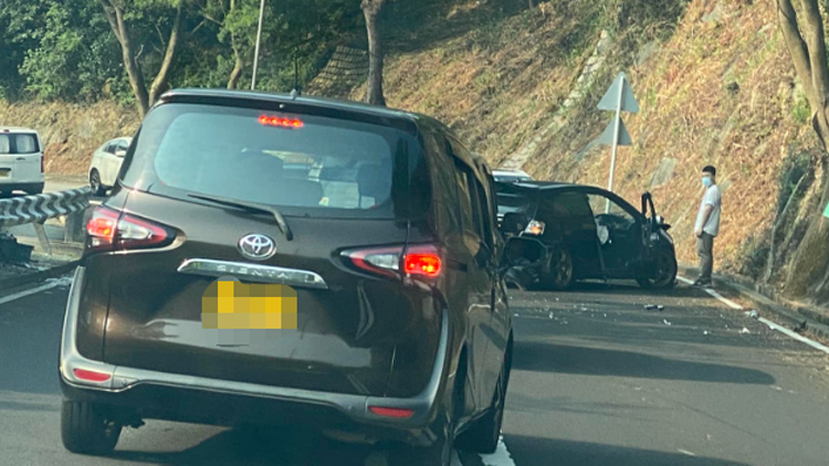 荃錦公路發生交通意外 一輛私家車撞毀鐵欄司機受傷