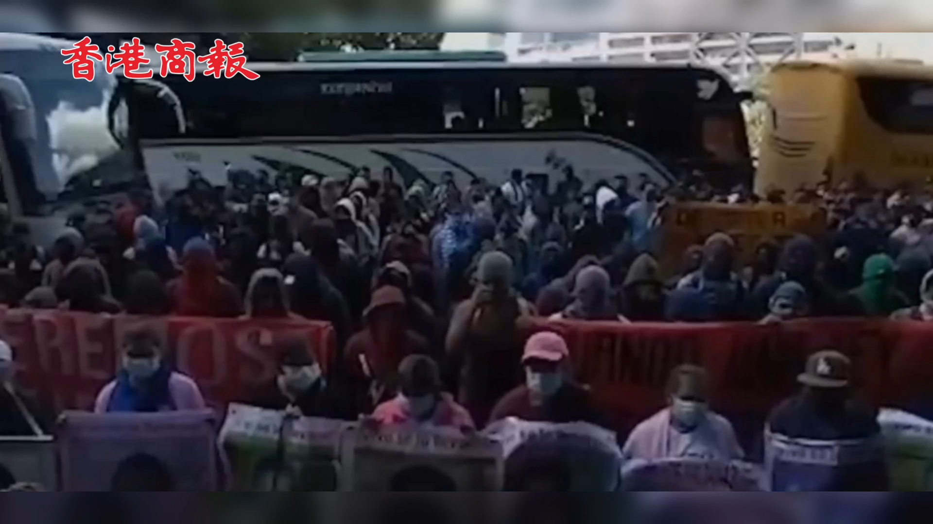 有片 |  墨西哥街頭爆發衝突：抗議者向警察扔爆炸物 碎玻璃血跡遍地