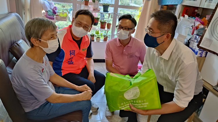 兩副局長探訪獨居長者 感謝市民支持政府抗疫工作