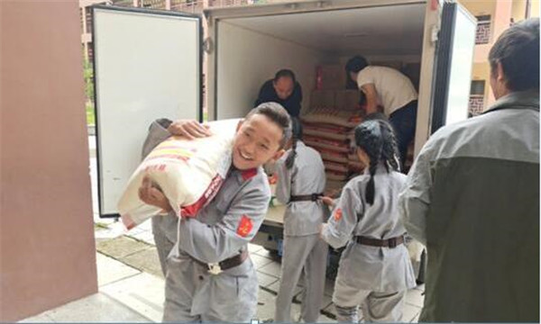 深企心繫瀘定災區 磨西紅軍小學迎深圳首批捐助物資