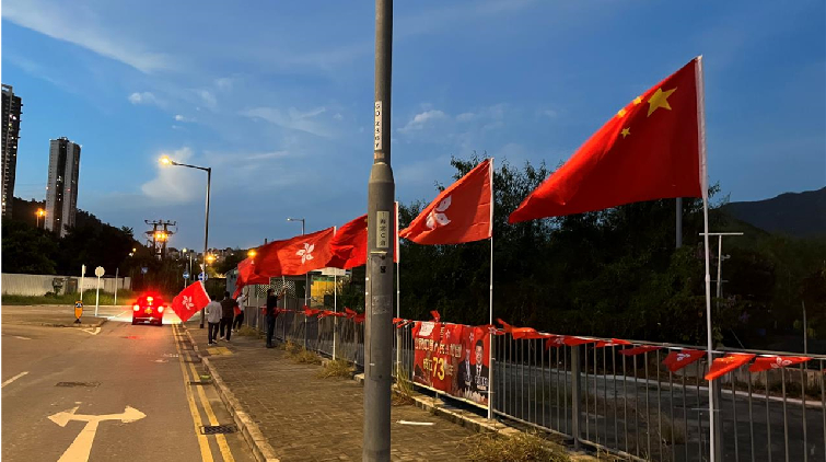秋風颯爽愛意濃 港深羅湖橋上紅旗飄
