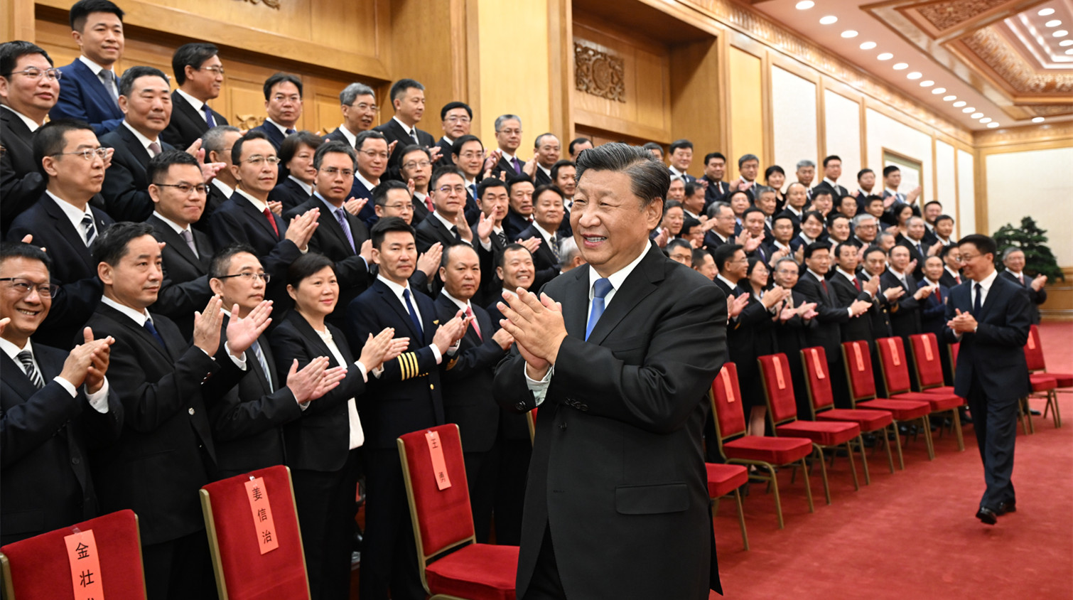 習近平會見C919大型客機項目團隊代表並參觀項目成果展覽