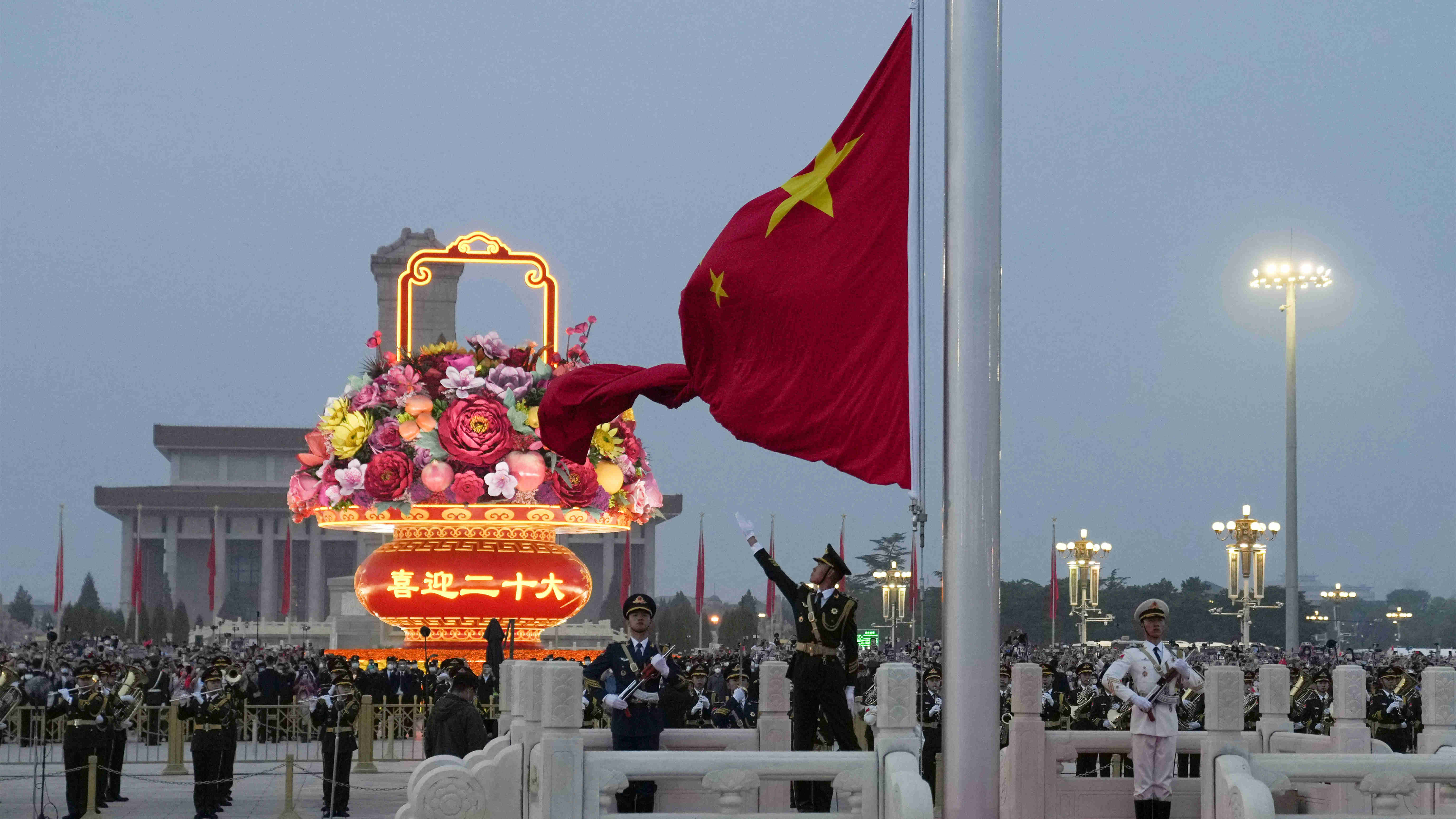 二十餘萬民眾奔赴天安門廣場 觀升旗為祖國慶生