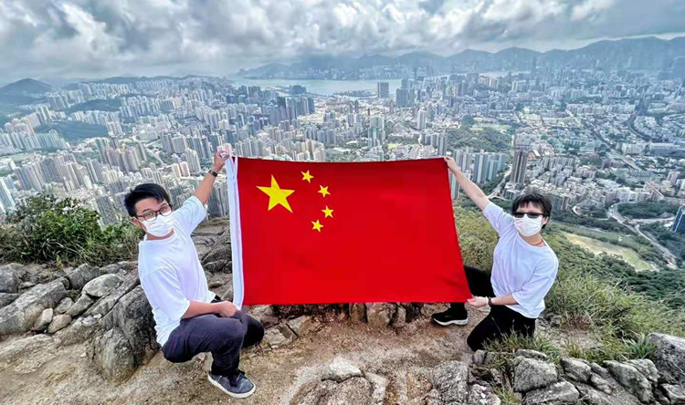 愛國青年在國慶節上獅子山展國旗