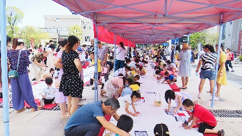 廣東南雄百名兒童繪百米畫卷慶祖國