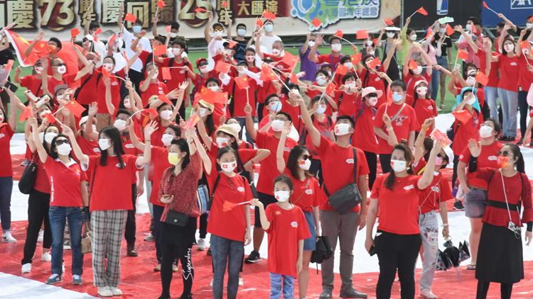 圖集｜逾千名青年拼湊出大型「HK」、「25」圖樣賀國慶