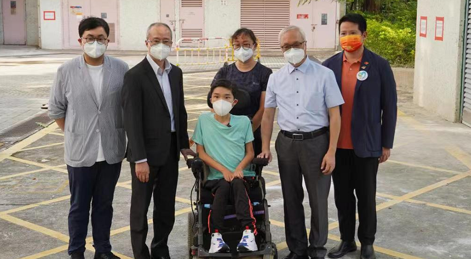 謝展寰探訪罕見病患者家庭