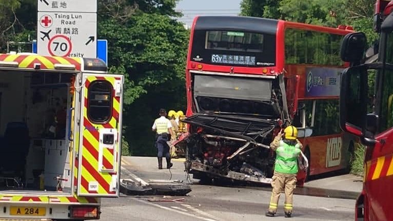 有片 | 屯門巴士與泥頭車相撞 至少10傷
