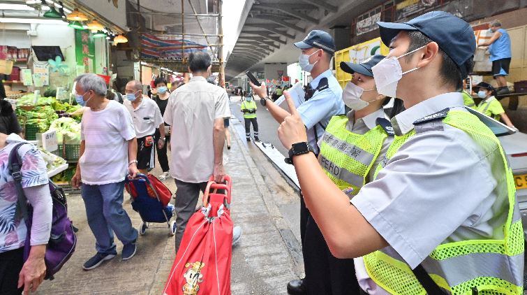 食環署夥警方打擊店舖阻街 1日內發26張罰單清逾4公噸棄置物