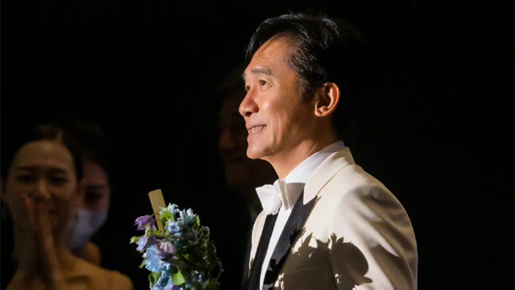 梁朝偉出席釜山電影節 獲頒「亞洲電影人獎」