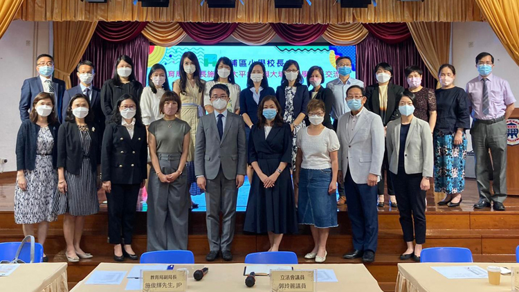 郭玲麗聯同小學校長與施俊輝會面 就收生問題進行交流