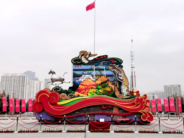 甘肅彩車與戰國「豪車」攜手講述「隴原故事」