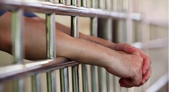 美國一囚犯從億萬富翁賬戶中盜取千萬美元