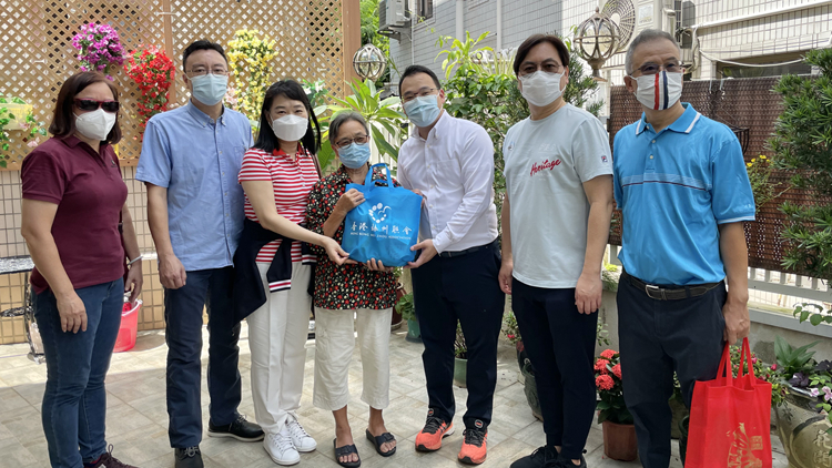 香港梅州聯會南丫島派發愛心福袋賀國慶