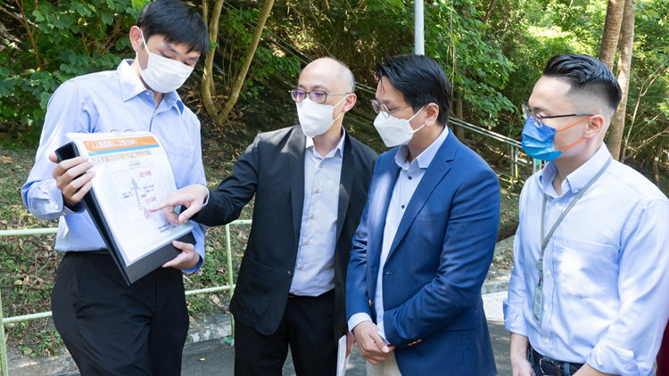 鄧家彪及梁熙視察觀塘樂華北邨斜坡長樓梯 跟進加建無障礙通道申訴個案