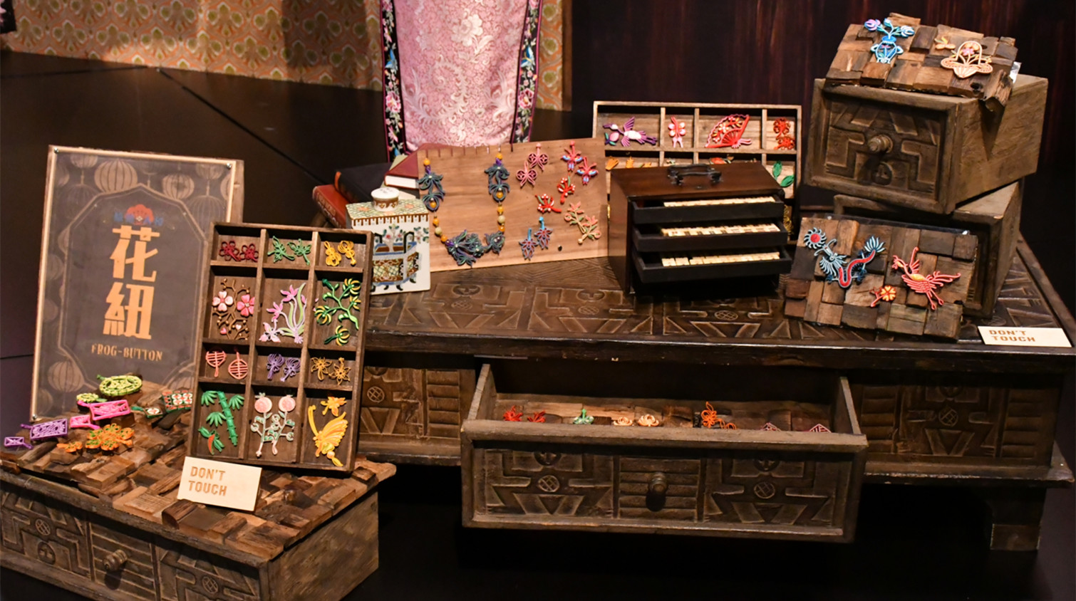 圖集｜知專舉行長衫展覽 踏上新舊並存之旅