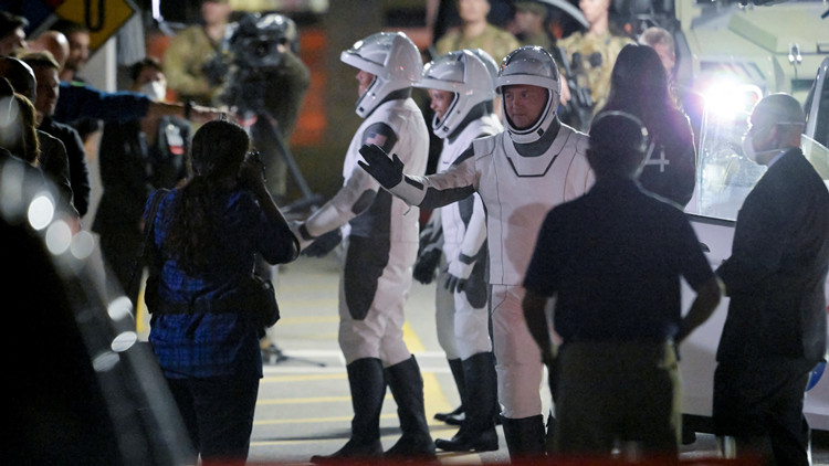 美國「龍」飛船載4名太空人返回地球