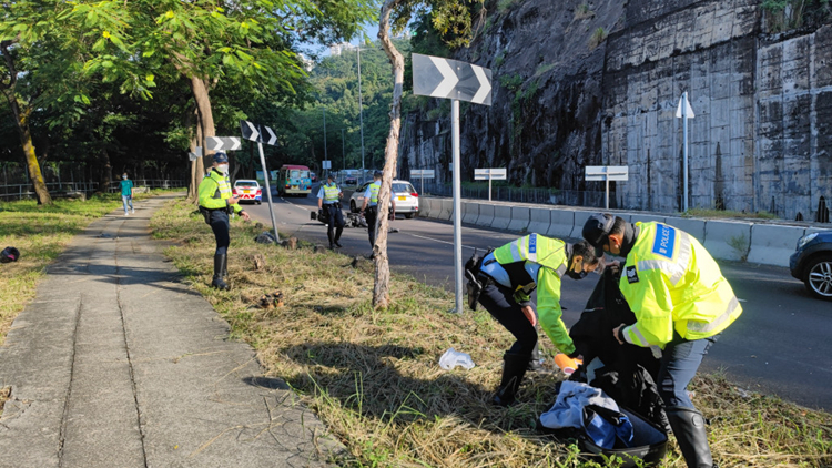 電單車青山公路疑失控自炒猛撼路牌 司機送院不治